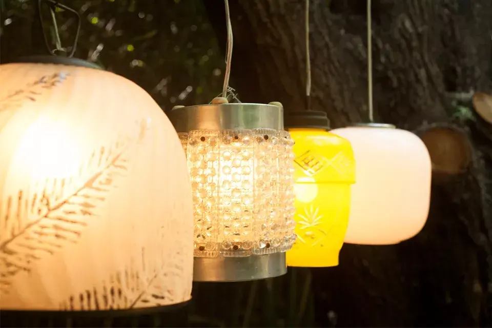 Para generar una iluminación sectorizada, se ubicaron lámparas vintage sobre la barra