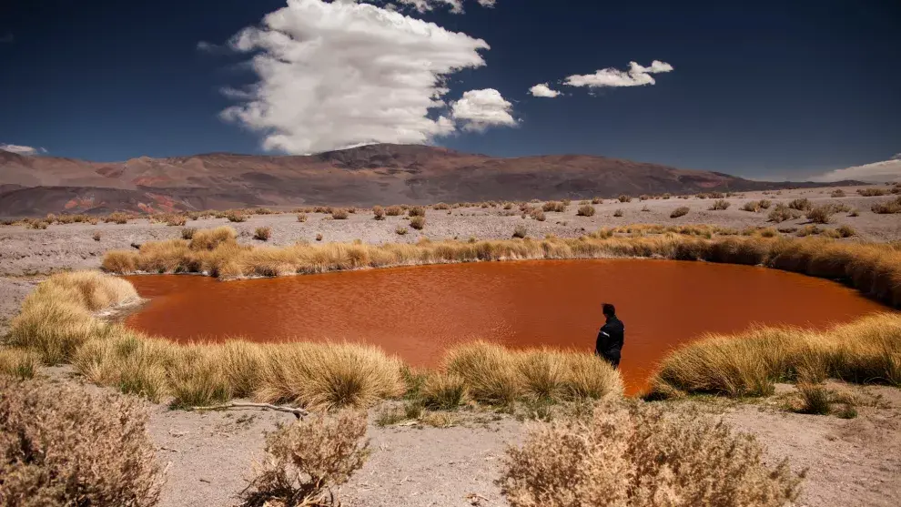 Ojo del Salar de Antofalla; debajo, el agua congelada de un géiser