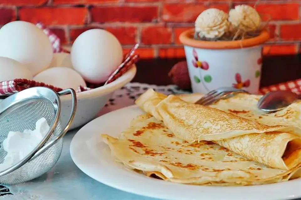 Masa de panqueques: se hace con huevos, harina y leche