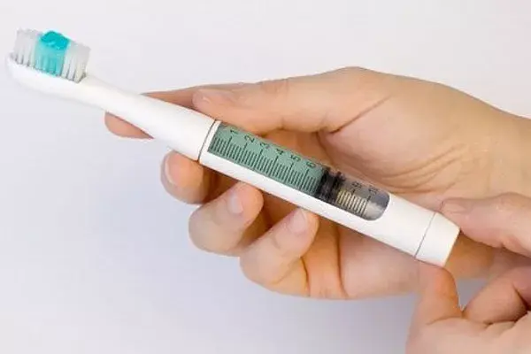 Un cepillo de dientes que almacena pasta dentrífica, ideal para llevar de viaje