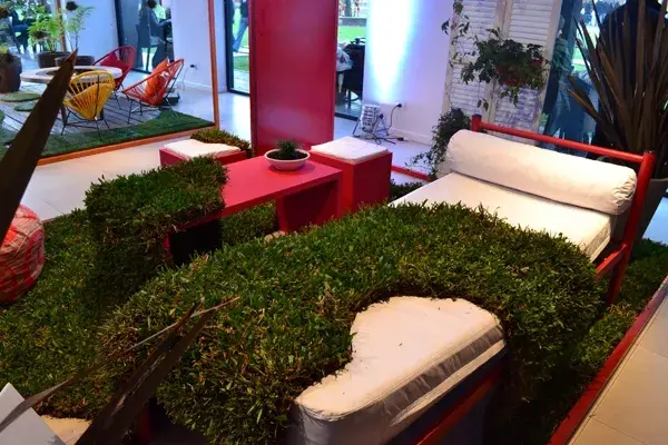 La Escuela Argentina de Diseño apostó al pasto real, pero en un espacio interior. Muy divertido y especialmente entretenido para sus creadores que no dejaban de regarlo. ¡Una idea original!