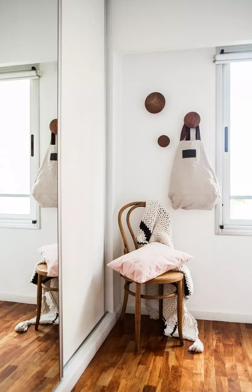 Sobre la silla, almohadón rosa (The Simple Room).