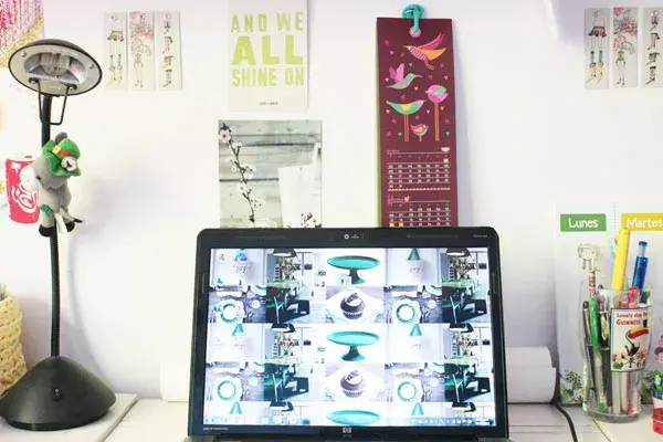 La compu, el almanaque y un montón de tarjetas pegadas a la pared