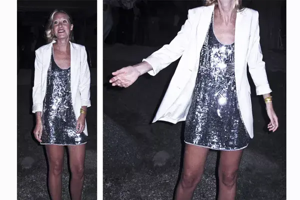 Vestido corto de paillettes plateado y saco blanco