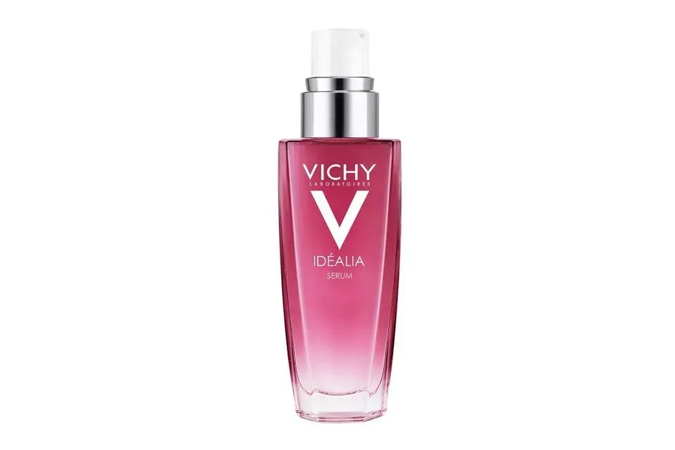 Idéalia, serum hidratante. Su textura de gel fluido es ligera y fresca y se absorbe rápidamente. Se adapta a todo tipo de pieles. Tiene una fragancia ligera de notas relajantes de flores blancas y té. $1020, Vichy