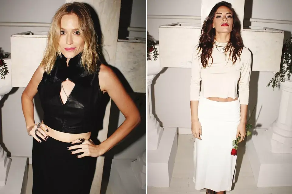 Dos diosas en la noche porteña. Brenda Gandini con crop top y falda negra, y Emilia Attias con remera y falda, pero en color blanco ¿Qué look te gusta más?