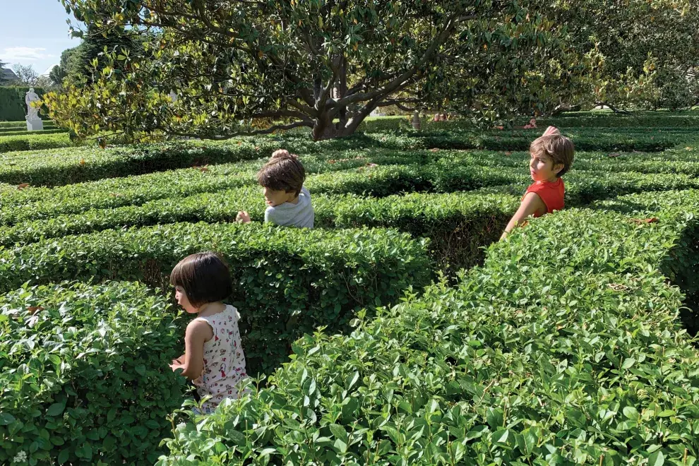 Los jardines con laberintos vegetales frente al palacio son ideales para descargar energía.