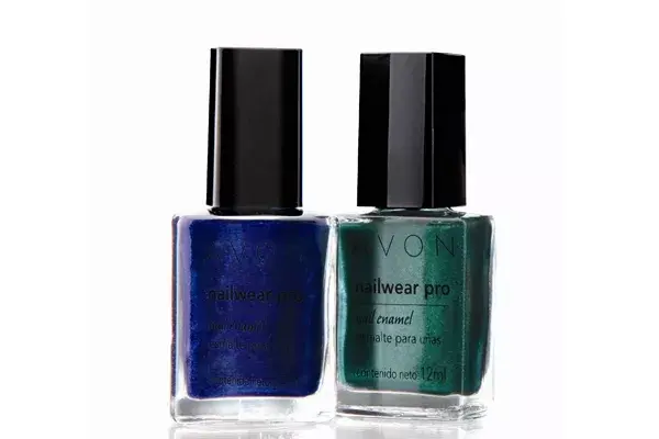 Esmaltes nacarados en azul y verde militar (Avon, $49.99)