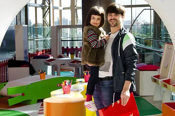 Felipe Colombo llevó a su hija Aurora (¡divina!) al espacio de arte “Jungle Art” de Simball y Cheeky, en el Dot