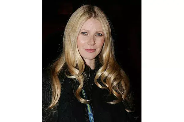 2006. ¿Le queda bien este peinado? Cambió un poco su look para ir al Sundance film festival, con el pelo lacio con bucles en las puntas