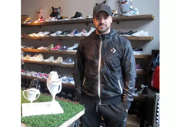 Con un look urbano deportivo, Luciano Castro pasó por el local de Converse de Palermo para conocer la nueva colección