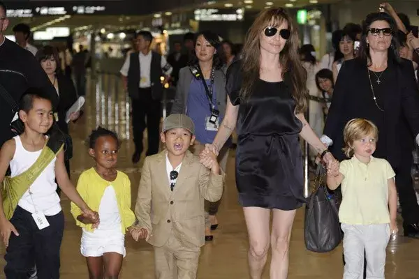 Angelina Jolie llega al aeropuerto de Japón junto con Maddox, Zahara, Pax y Shiloh