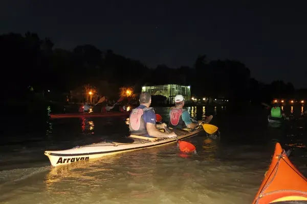 La remada nocturna consiste en navegar a la luz de la luna llena, recorriendo ríos y arroyos