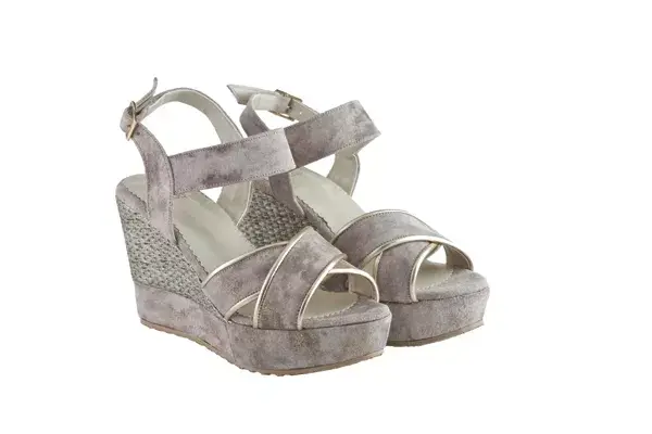 Sandalias con vivos (Blaqué, $1149)