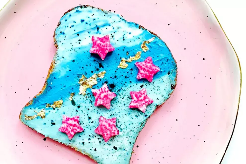 Una tostada "sirena", ideal para comer "con los ojos"