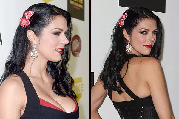 La modelo norteamericana Adrianne Curry eligió un moño rojo como accesorio para su peinado; ¿qué te parece?