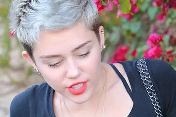 ¡¡Y no se podía quedar atrás Miley!! Aunque ahora luce una cresta más rubia, también tuvo su paso por las canas