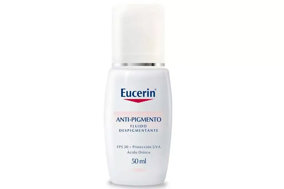 Fluido Despigmentante. Con FPS 30, de textura ligera, unifica y protege el tono de la piel mixta y grasa. Contiene ácido Dioico, que regula la generación y distribución de melanina y ayuda a corregir las zonas hiperpigmentadas. ($389, Eucerin).