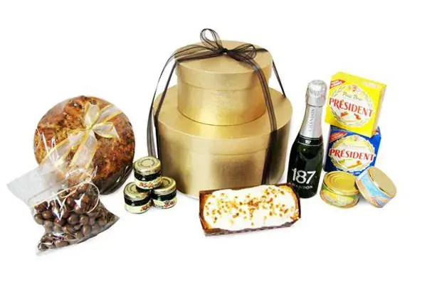The Gift Company ofrece la Torre Gourmet, con variedad de productos ($320) Hasta el 31 de diciembre, los socios del Club La Nación tienen un descuento del 30 porciento en este producto www.thegiftcompany.com.ar