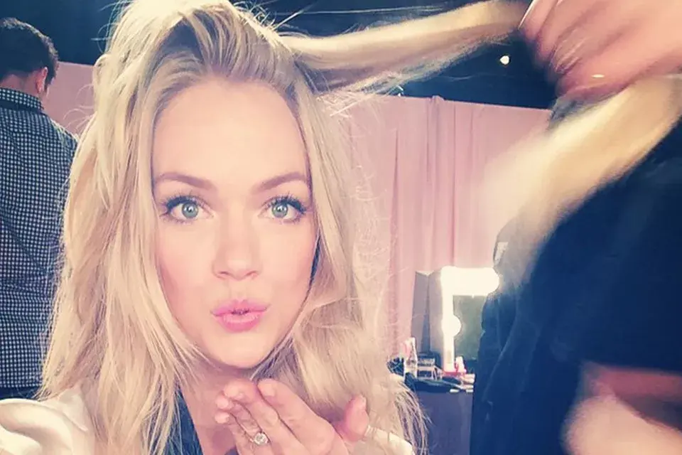 Lindsay Ellingson y un piquito para todos en el backstage del evento