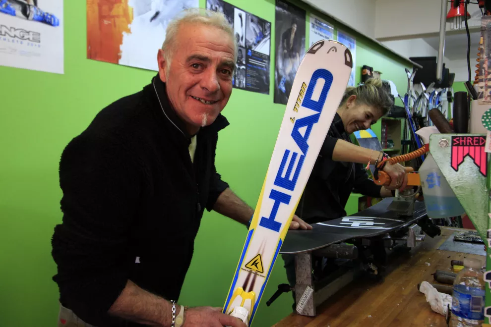 El Tano Alessandro Dalla Costa, especialista en esquíes rotos