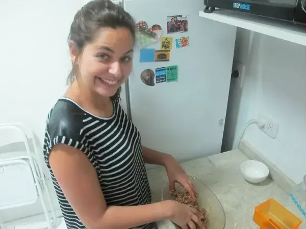 Todo al bowl, y mezclás. Es divertido, debo admitir. Los ingredientes se van integrando y se va armando una masa oscura, algo pegajosa
