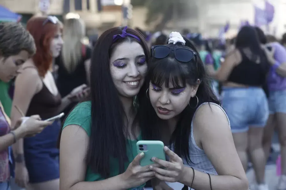 Al atardecer continúa la marcha por el Día de la Mujer en la Plaza del Congreso