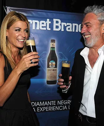 Eugenia Tobal y Lalo Mir brindaron en el evento de premiación del concurso de Fernet Branca, El Diamante Negro.