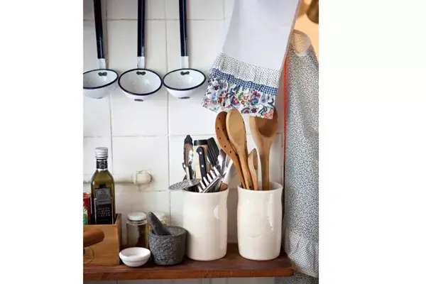 El portautensillo y el mortero, además de cumplir sus funciones originales, también sirven de objetos decorativos.