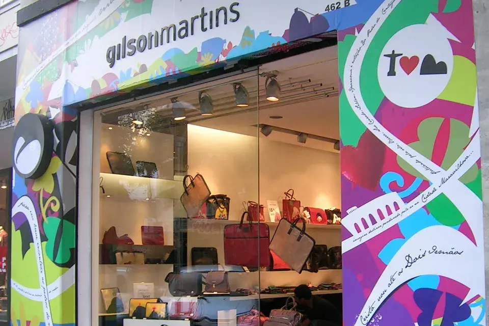 Productos realizados en cuero ecológico y tienen motivos típicos del paisaje carioca