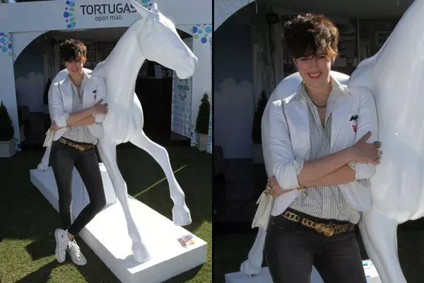 Bernardita Barreiro disfrutó de una tarde de polo en el Abierto de Tortugas. Esta vez, optó por un look cómodo y canchero con chupines, camisa, blazer blanco y botitas Converse al tono. El cinturón de cadena, ¿da o no da? ¿Y el pelo?