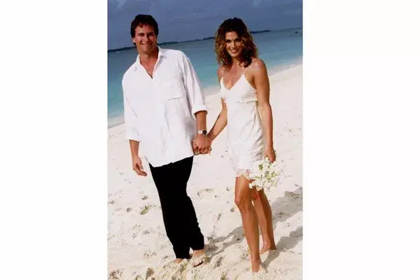 En 1998, la supermodelo Cindy Crawford se casó en una ceremonia muy romántica en la playa con Rande Gerber. Usó un vestido corto de John Galliano, el pelo an natura ¡y descalza!