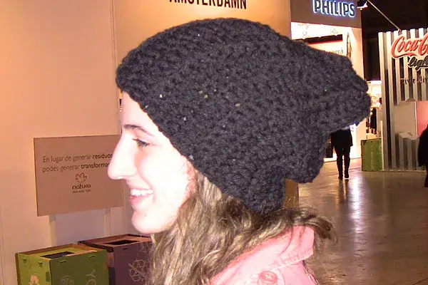 Más accesorios para días frío, un gorro de lana que protege el pelo