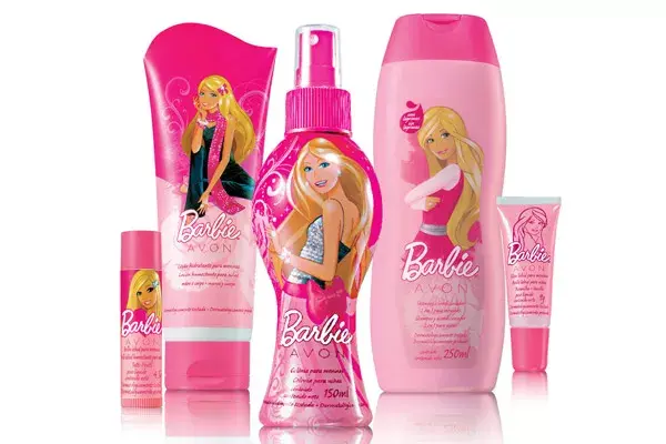 Set de belleza Barbie, de Avon: brillo labial ($ 9.90), loción corporal ($ 14.90), bálsamo para labios ($ 11.90), shampoo 2 en 1 ($ 22.90), colonia spray ($ 18.90)