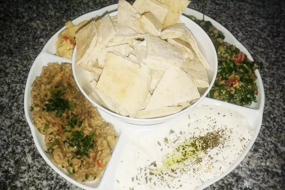 La comida se prepara en el comedor, o sea que es bien casera, y lleva todos los ingredientes típicos de esta cultura