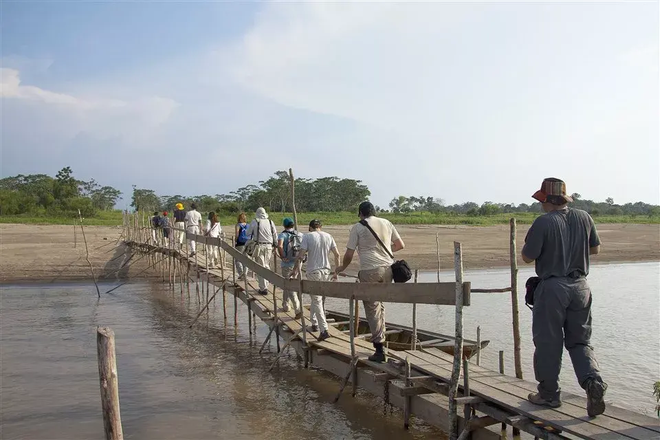 Trekking para aprovechar la baja del río; a mediados de año, hasta el puente está cubierto de agua