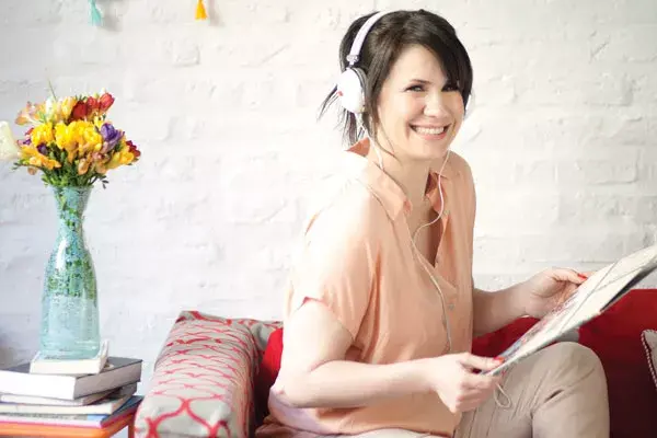 Camisa de seda con mangas americanas (Leandro Domínguez, $480), pantalón con pretina elastizada y bolsillos (Chocolate, $590), headphones (Levi''s)