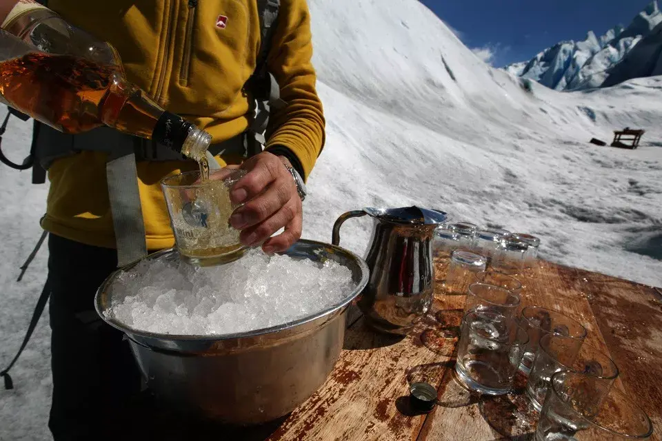 La caminata termina con wisky preparado con hielo del glaciar, una hermosa manera de terminar la travesía