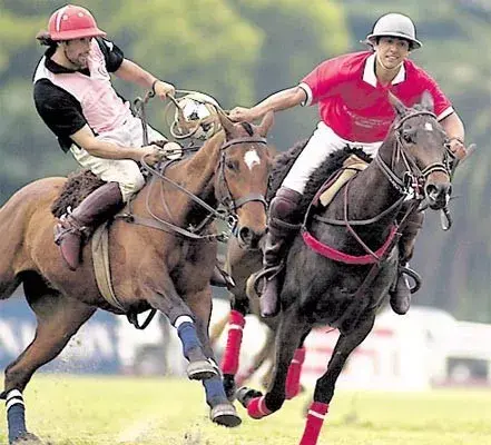 Practicar el deporte nacional, en Las Heras