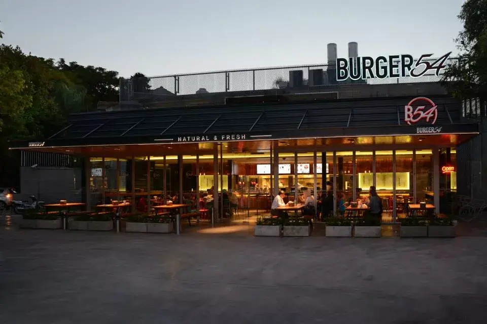 Un ambiente natural y fresco. Y ricas hamburguesas vegetarianas y de carne