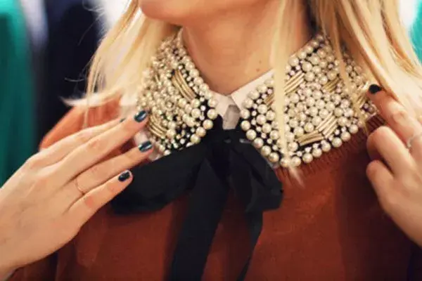 Moños, apliques... ¡todo vale en el cuello!