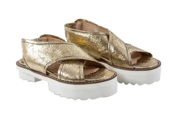 SANDALIAS DE CUERO 
(LOMM, $1050).