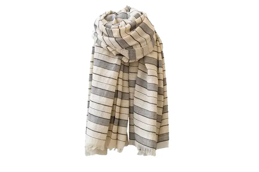 BUFANDA ABRIGADA. Tejida y a rayas (Positivo, $900)