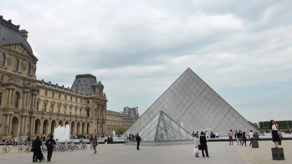 Las largas colas en el Louvre se pueden evitar con un pase para los museos. Crédito: Christine Longin / dpa-tmn