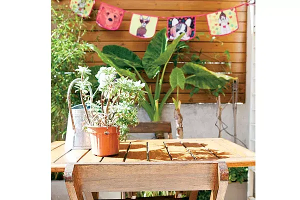En el balcón, una mesa tipo bar, ideal para comer al solcito