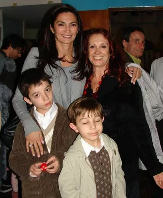 Mariana Arias y familia tampoco se perdieron del estreno de la obra de Roxana Randón en Espacio Abierto Pasaje Carabelas.