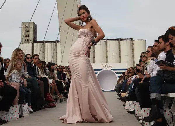 Con un desfile en el Puente de la Mujer, las hermanas Natalia y Adriana Oreiro presentaron prendas de impronta marinera y romántica