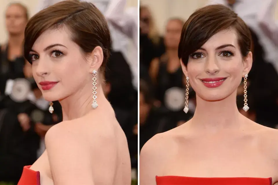 Anne Hathaway peinó su pelo prolijamente con raya al costado y aprovechó para lucir unos pendientes de Vhernier