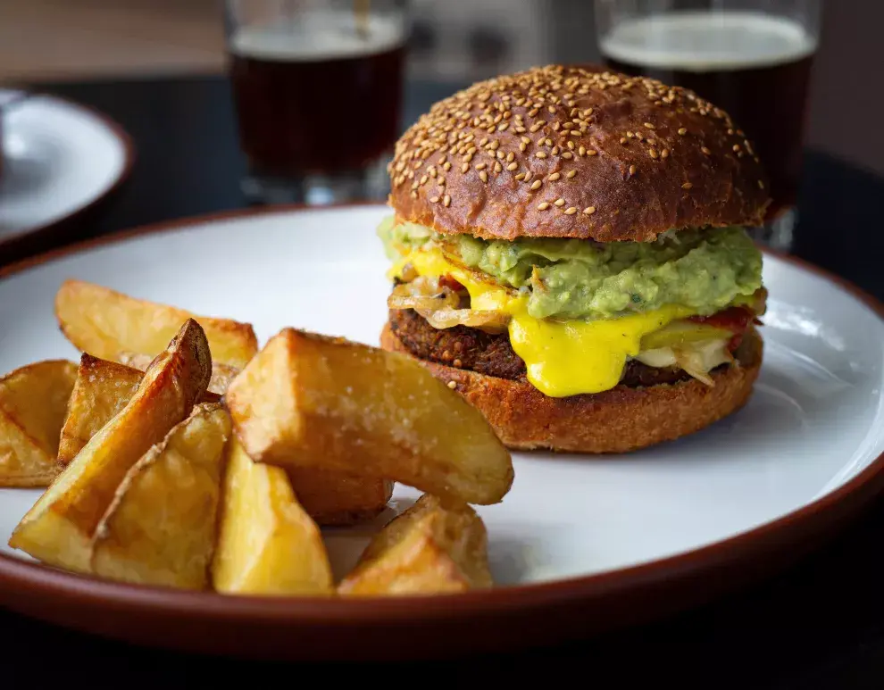 Con medallón de quinoa y mijo con queso de cajú. Foto gentileza de: Buenos Aires Verde