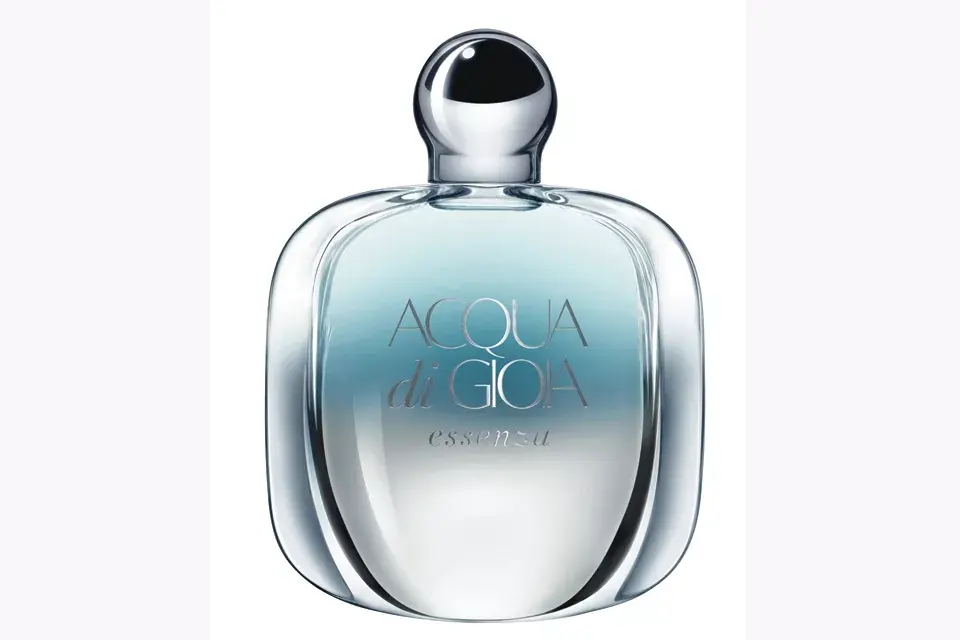 Aqua Di Gioia Essenza, de Giorgio Armani. Atrapante fragancia de intenso bouquet especiado perfumado con menta y limón. $540, 100 ML